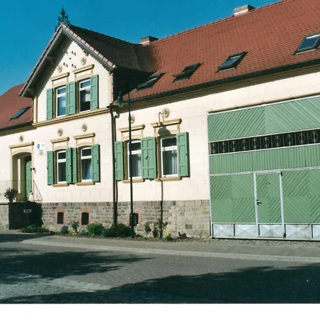 Claudia Güldenpfennig *