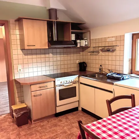 Claudia Gueldenpfennig *