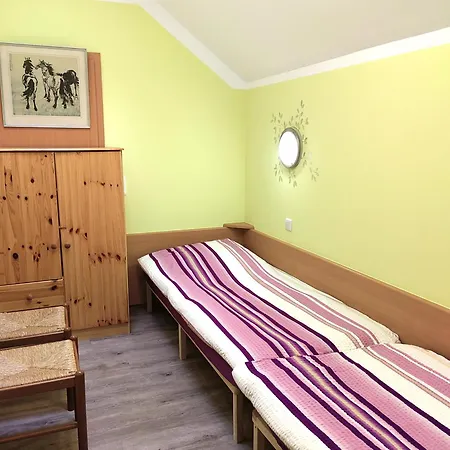 Claudia Güldenpfennig *