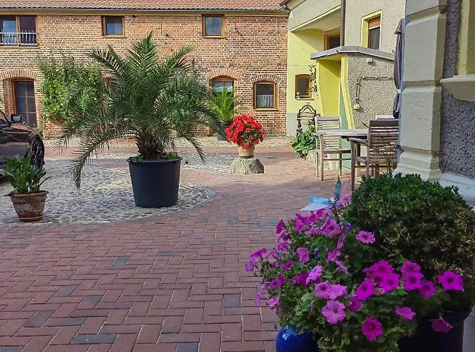 Claudia Gueldenpfennig *